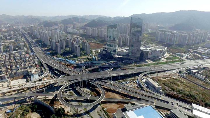 濟(jì)南市二環(huán)南路英雄山路以東路段高架路、地面道路通車(chē)